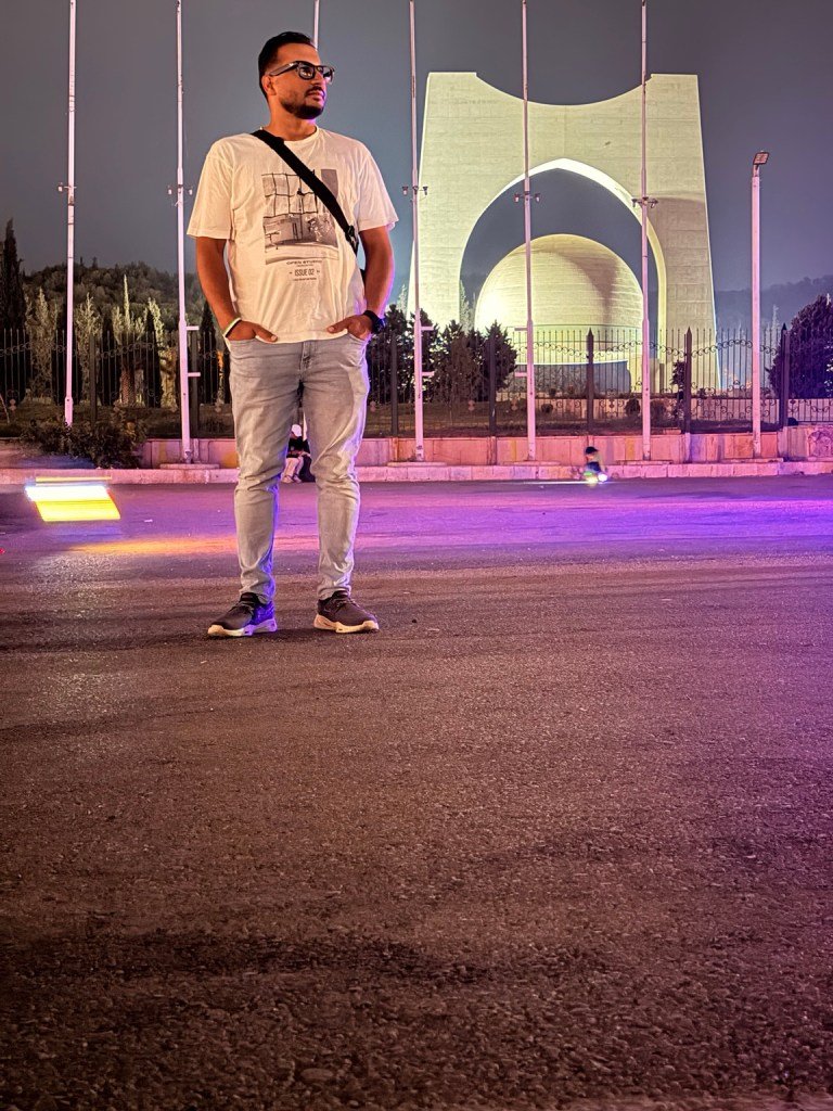 Abdulrahman bij een verlicht monument